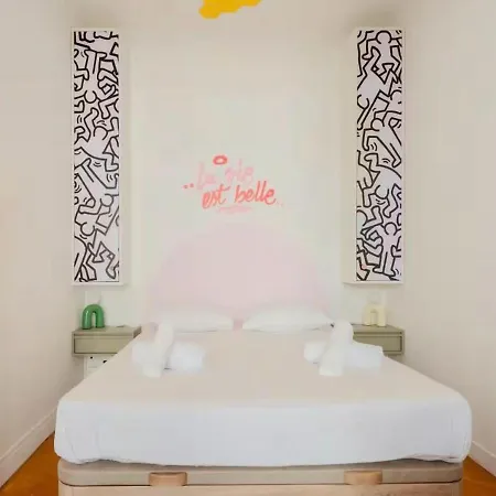 Апартаменты Bright Pop-art Center Near